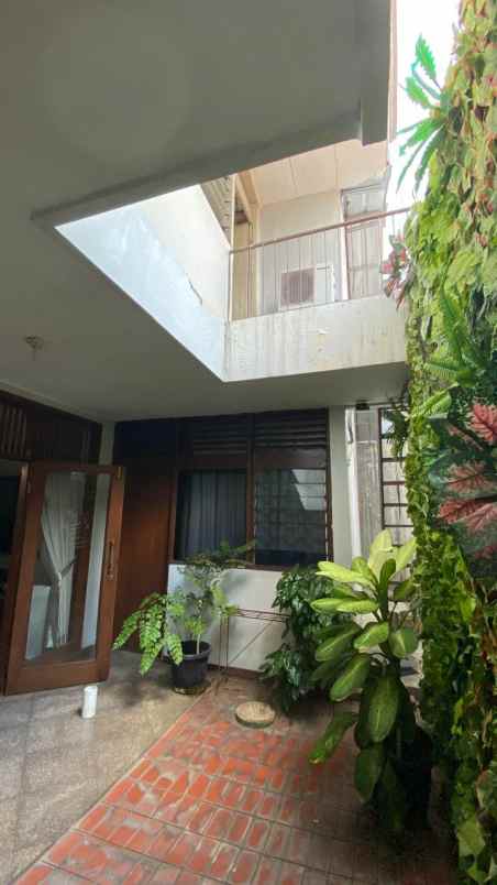 dijual rumah patal senayan