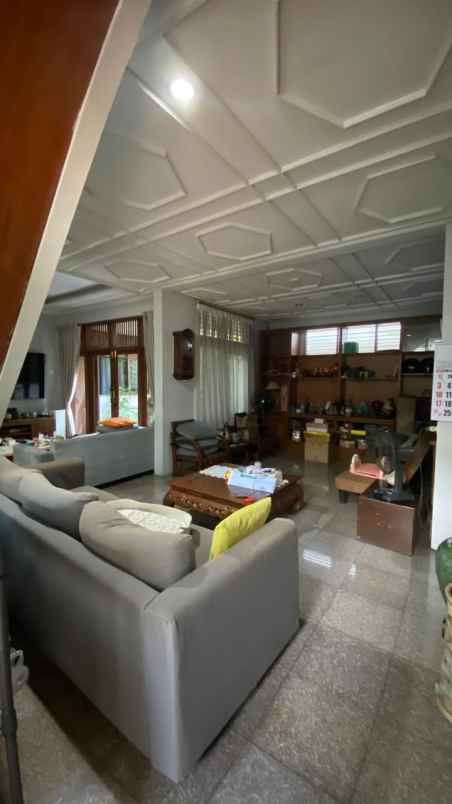 dijual rumah patal senayan