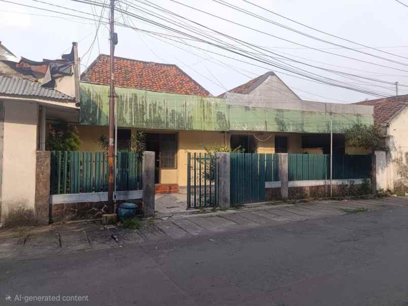 dijual rumah peneleh
