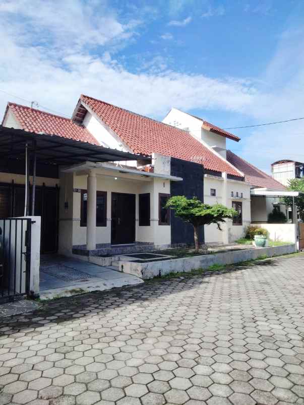dijual rumah perum citra graha drono