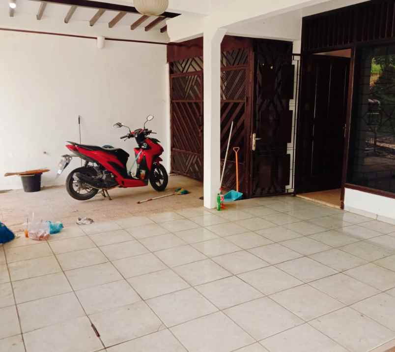 dijual rumah perum villa aster srondol