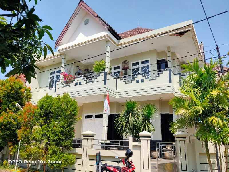 dijual rumah rungkut barata