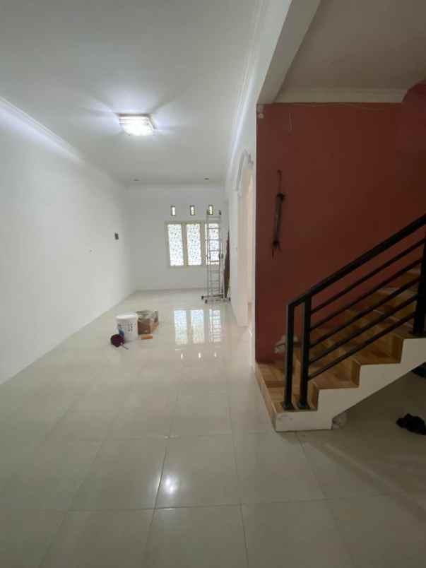 dijual rumah rungkut barata