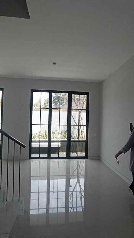 dijual rumah sambiroto raya