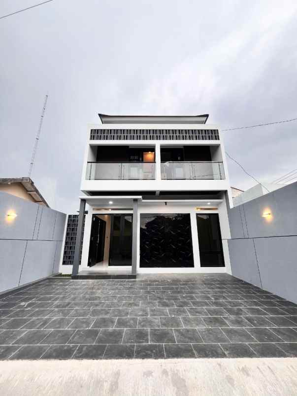 dijual rumah sebelah kampus umy