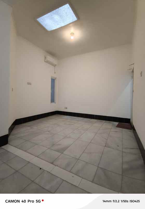 dijual rumah secondary terawat dalam komplek