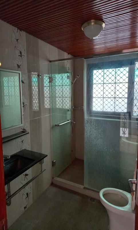dijual rumah setra sari