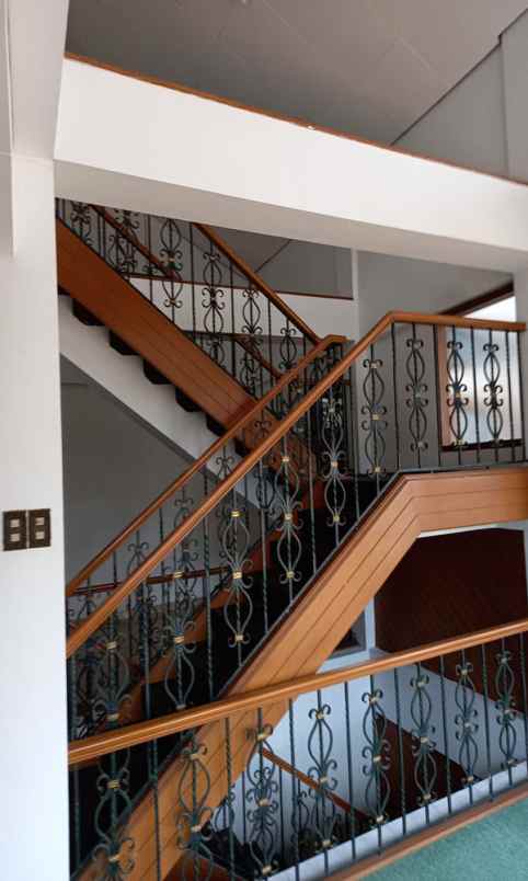 dijual rumah setra sari