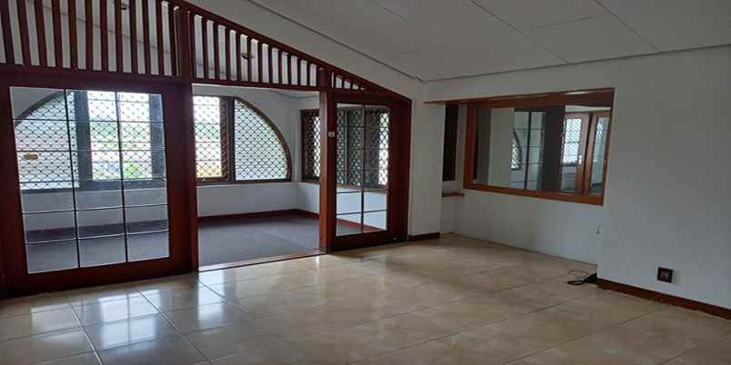 dijual rumah setra sari