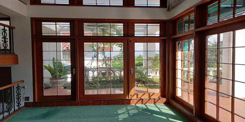 dijual rumah setra sari