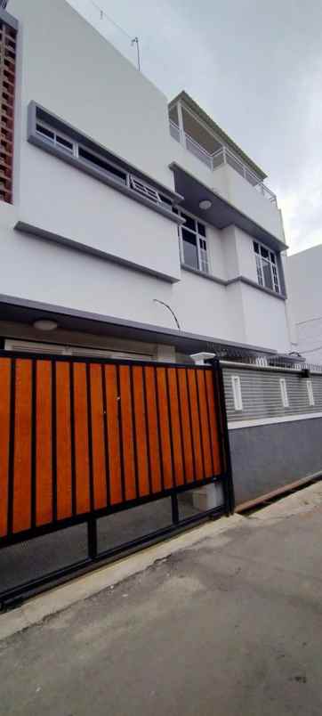 dijual rumah srengseng sawah