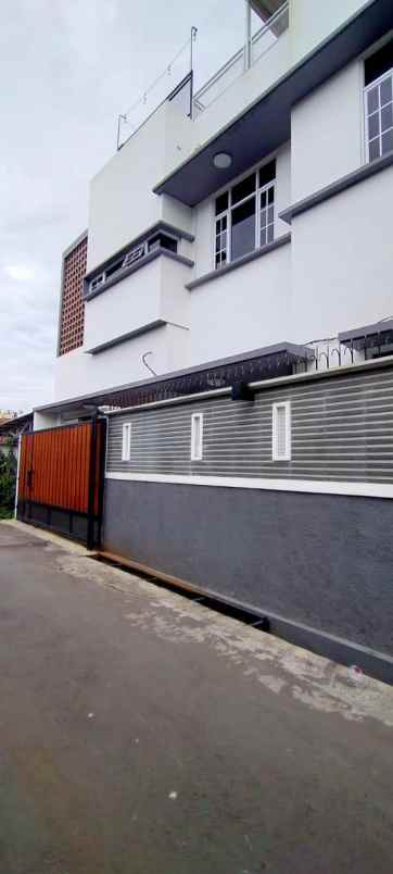 dijual rumah srengseng sawah