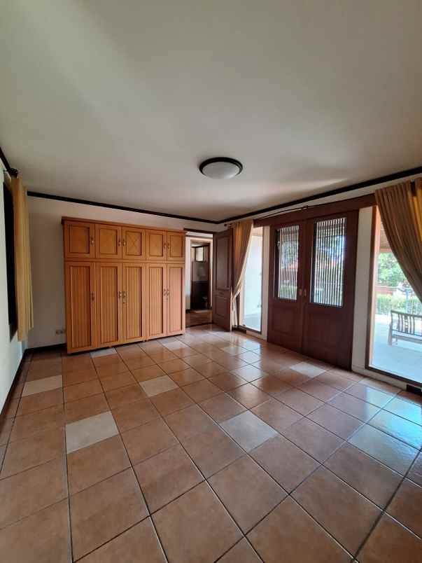 dijual rumah srondol