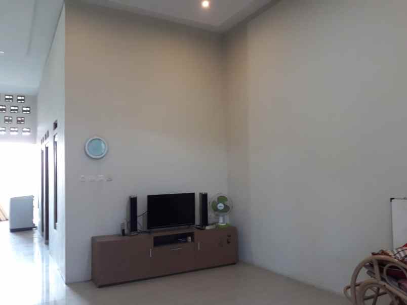 dijual rumah suradita