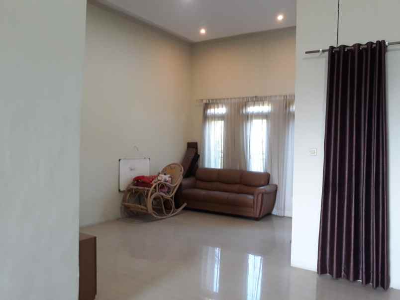 dijual rumah suradita