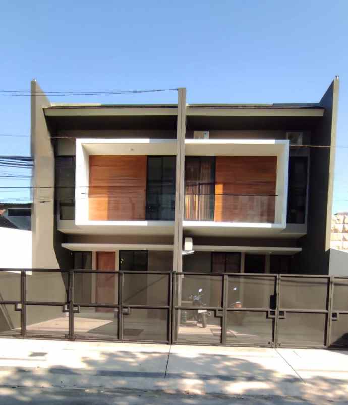 dijual rumah sutorejo