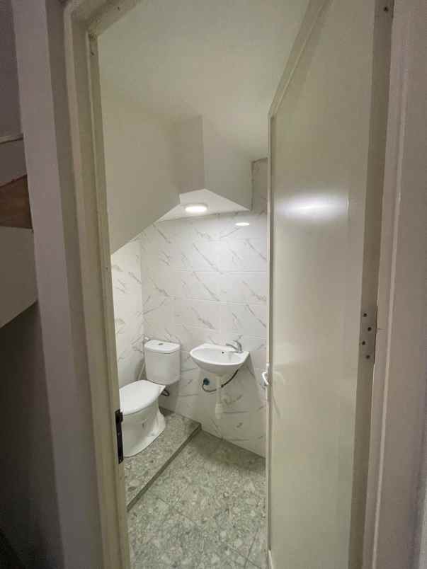 dijual rumah sutorejo prima