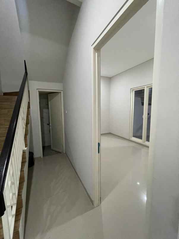 dijual rumah sutorejo prima