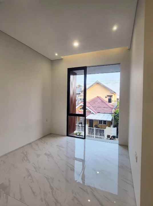 dijual rumah sutorejo prima