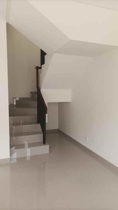 dijual rumah suvarna sutera tangerang