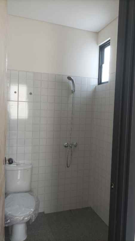 dijual rumah suvarna sutera tangerang