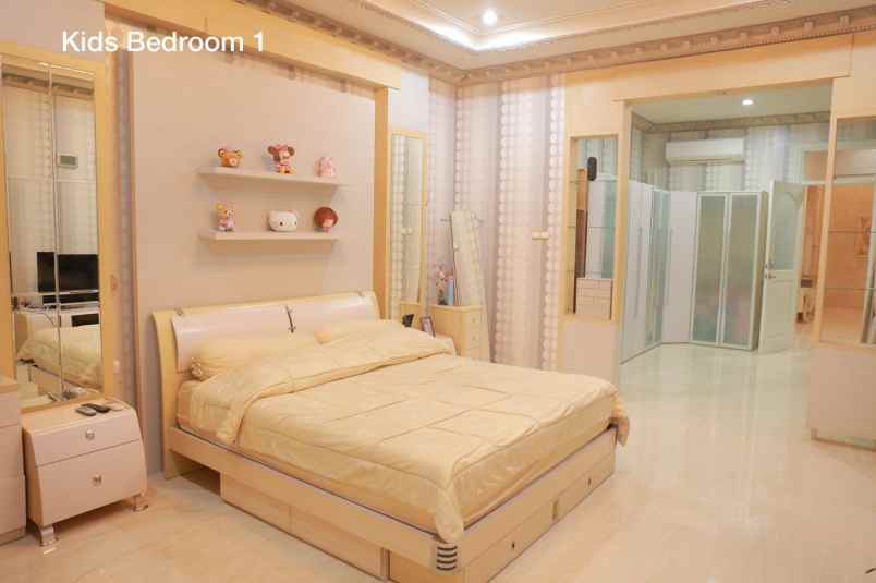dijual rumah villa bukit regency