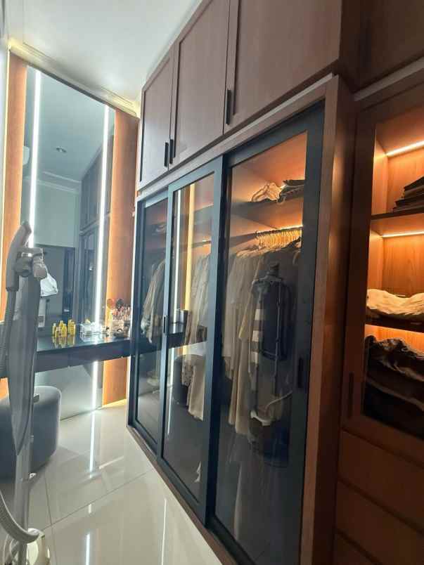 dijual rumah villa valensia pakuwon