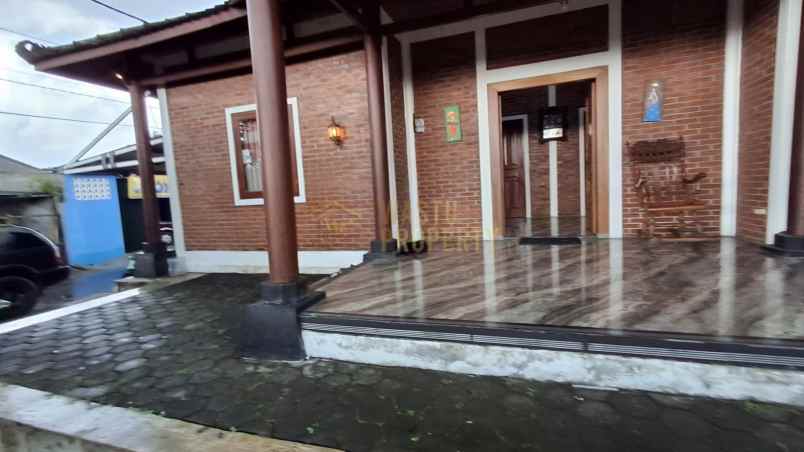 dijual villa harjobinangun