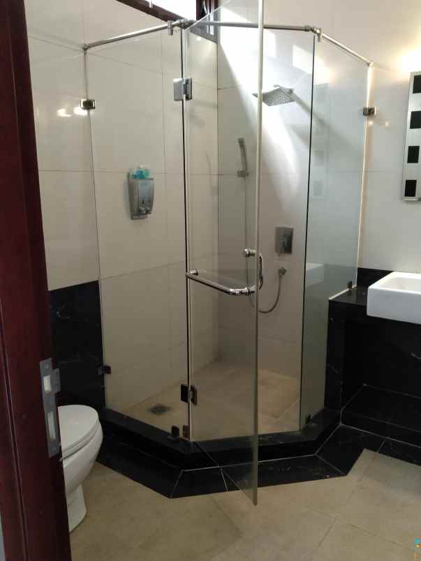 dijual villa komplek villa trinity