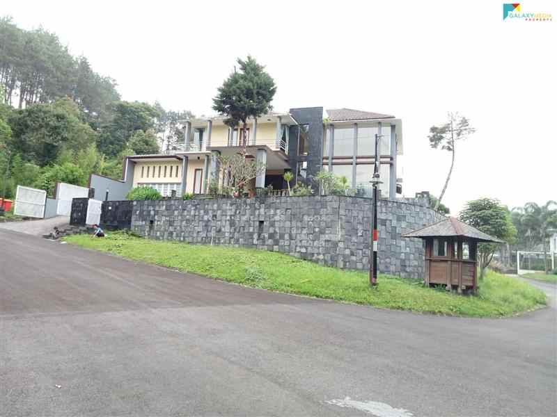 dijual villa komplek villa trinity