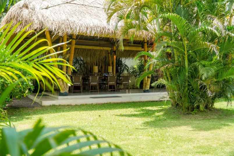 dijual villa raya munggu