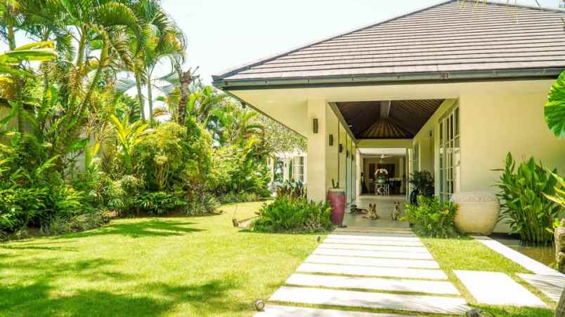 dijual villa raya munggu