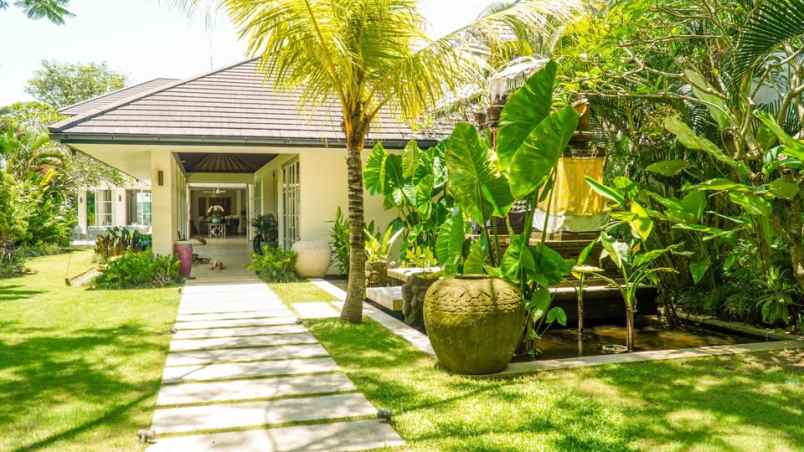 dijual villa raya munggu