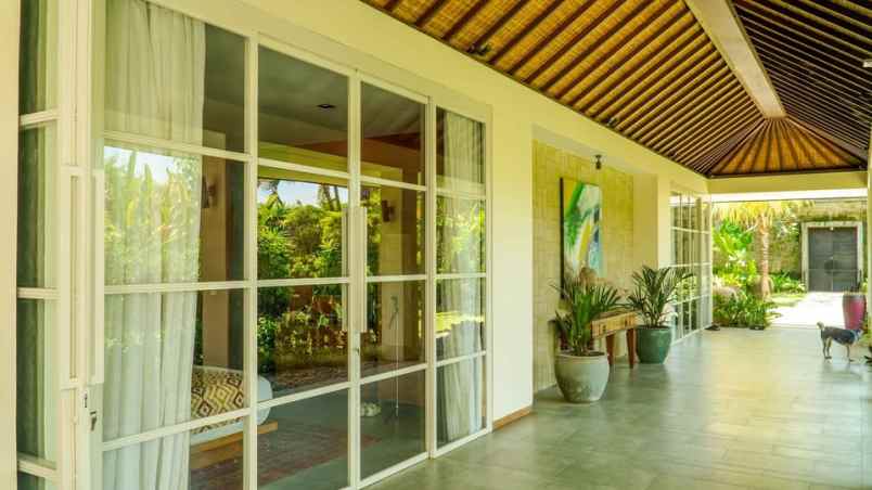 dijual villa raya munggu