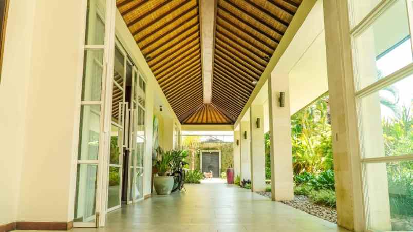dijual villa raya munggu