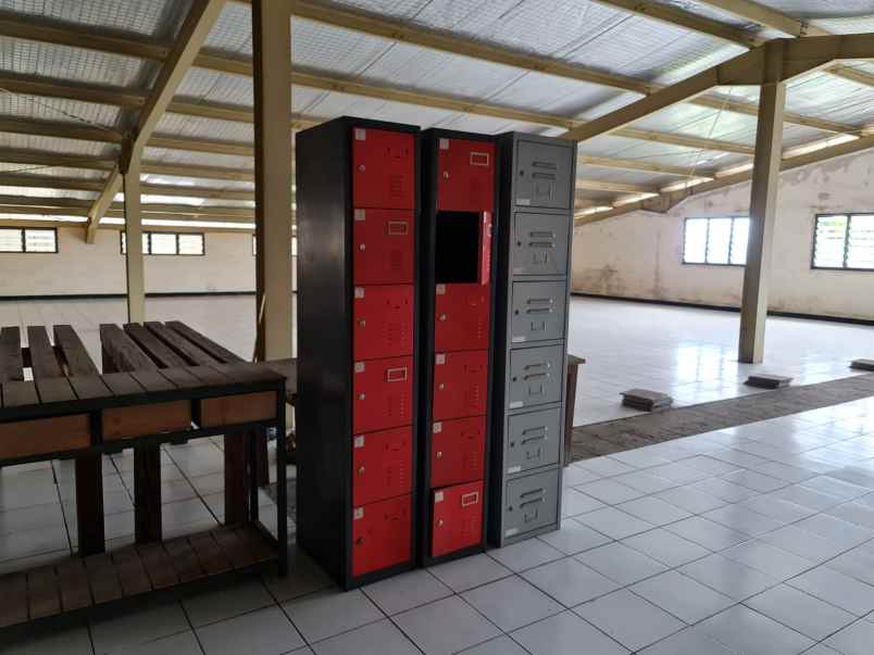 gedung depannya jalan raya