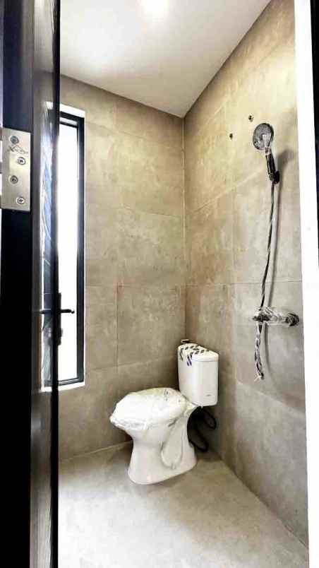 kayu manis bellevue rumah 2 lantai nempel bintaro