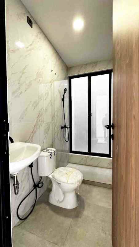 kayu manis bellevue rumah 2 lantai nempel bintaro