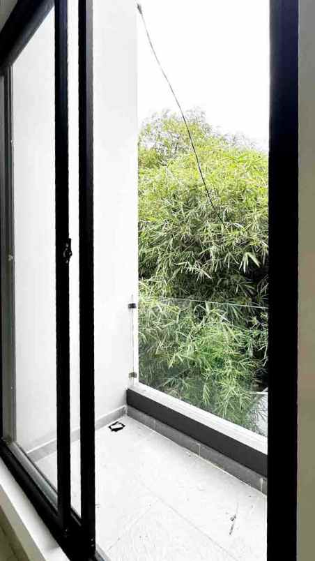 kayu manis bellevue rumah 2 lantai nempel bintaro