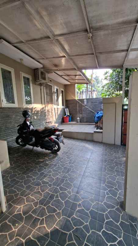 rumah 1 5lt hdp timur semi furnished cluster di cinere