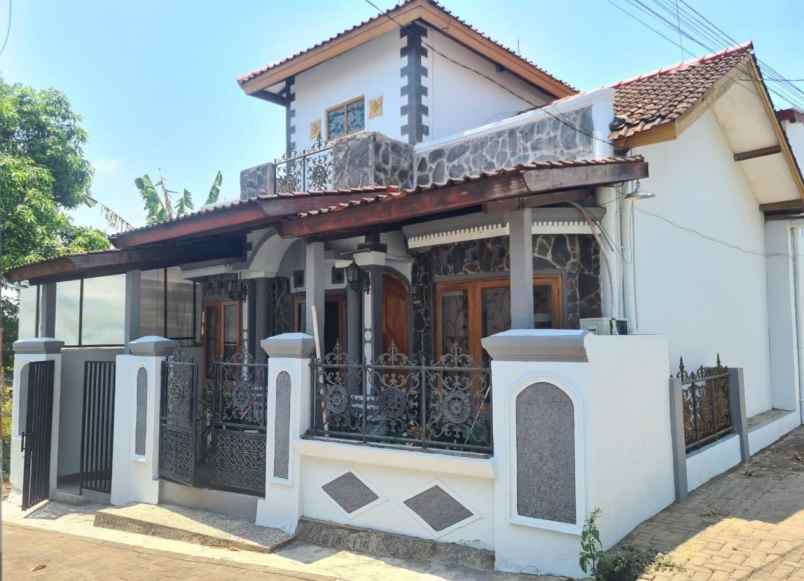 rumah 2 lantai hook srondol banyumanik semarang