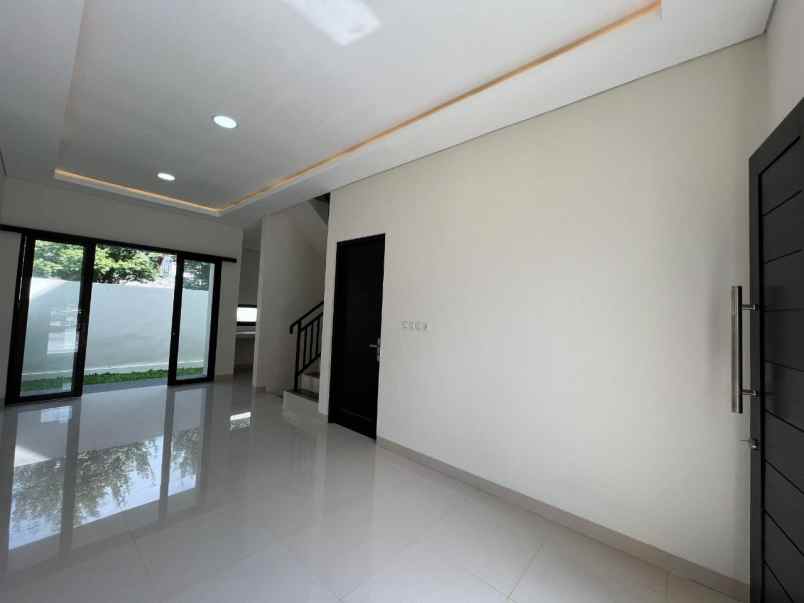 rumah 2 lantai mewah di aranya park kaliurang