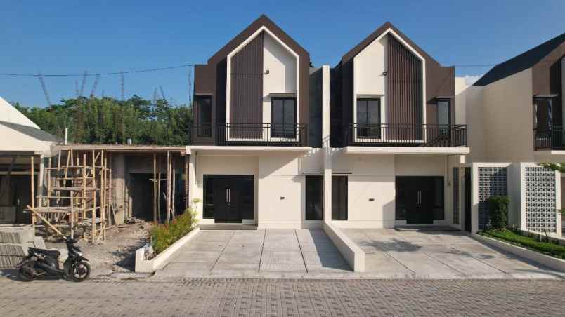 rumah 2 lantai mewah di aranya park kaliurang