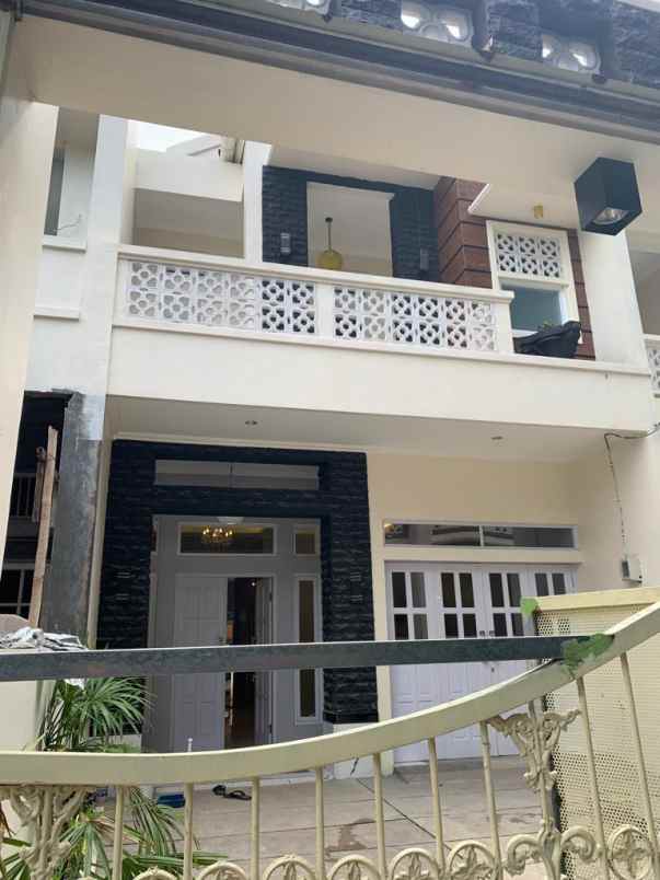 rumah baru modern classic dalam komplek di cinere