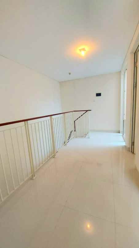 rumah baru pakuwon city surabaya baru terawat nego