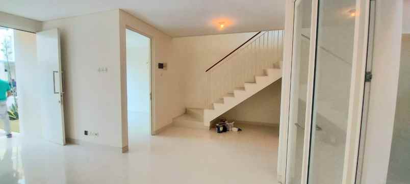 rumah baru pakuwon city surabaya baru terawat nego