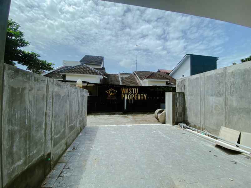 rumah cantik carpot muat 2 mobil di kalasan sleman