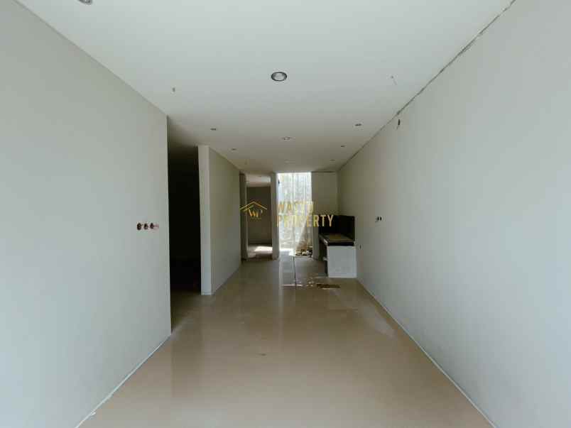 rumah cantik carpot muat 2 mobil di kalasan sleman