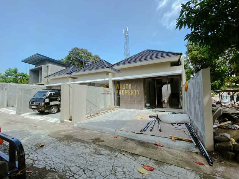 rumah cantik carpot muat 2 mobil di kalasan sleman