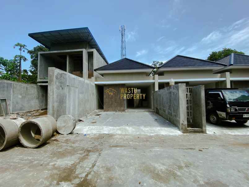 rumah cantik carpot muat 2 mobil di kalasan sleman